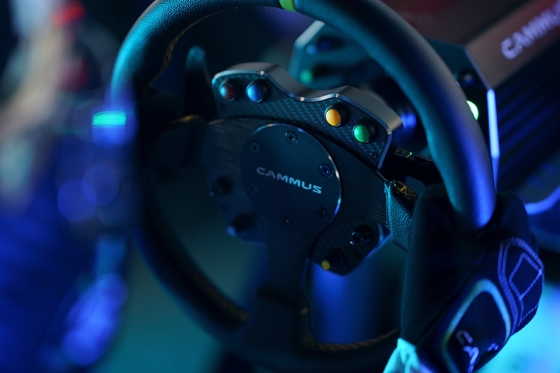 Il simulatore Simul della vettura da corsa dell'azionamento del volante fa segno a per il gioco del PC